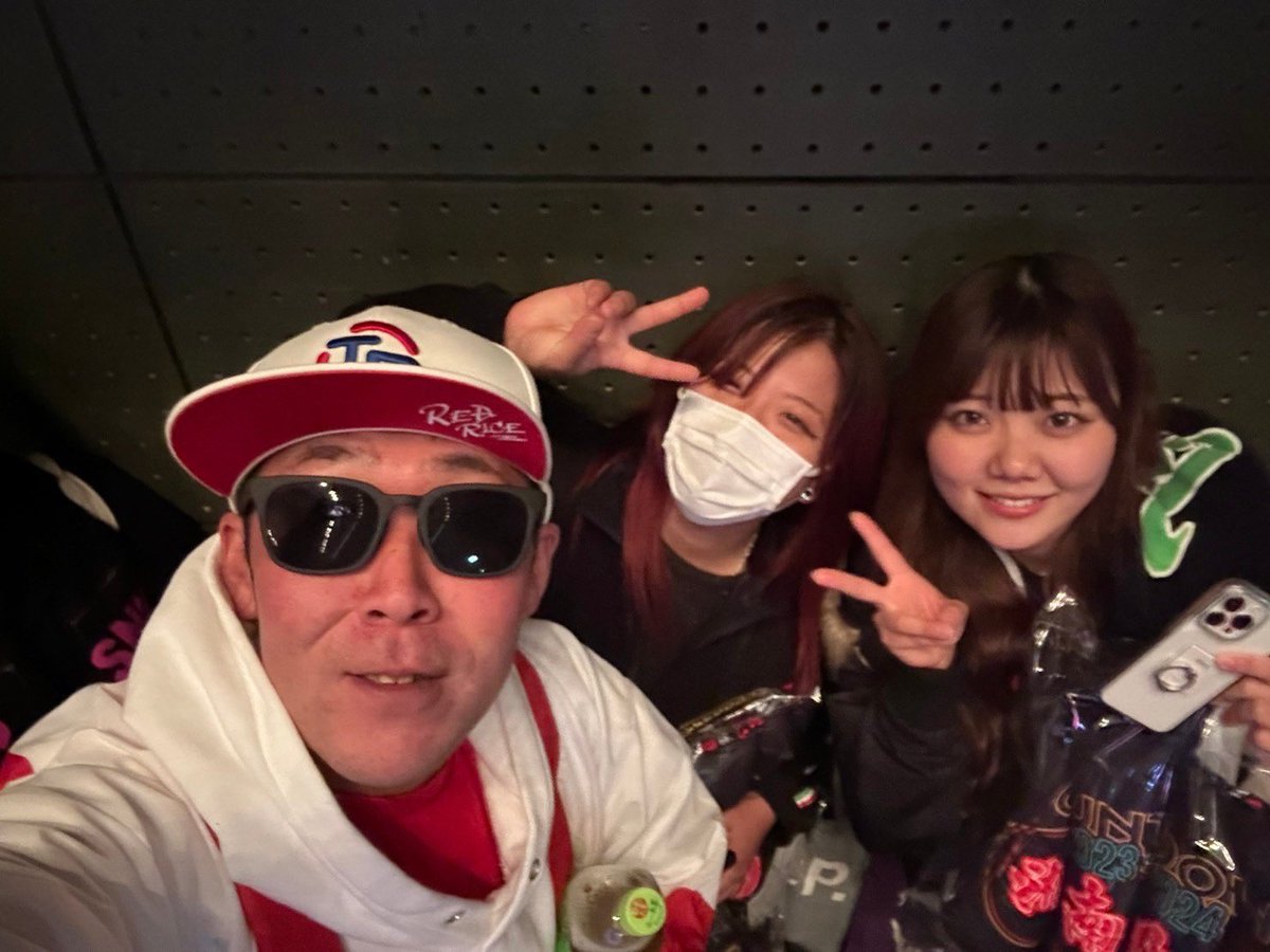 kh___134's tweet photo. 明けましておめでとうございます^_^
TwitterがXに変わってからの初投稿‼️
写真は相変わらず４枚まで（？）悲しいよ〜載せたい写真多すぎるよ〜（ ;  ; ）

早速余韻投稿(T ^ T)💞
幸せな年越しからの１年スタート🫶🏻🫶🏻
湘南乃風も風一族も皆ダイスキ‼️
2024年も宜しくお願いします🎶🎶 https://t.co/EdV2ZA4uSz