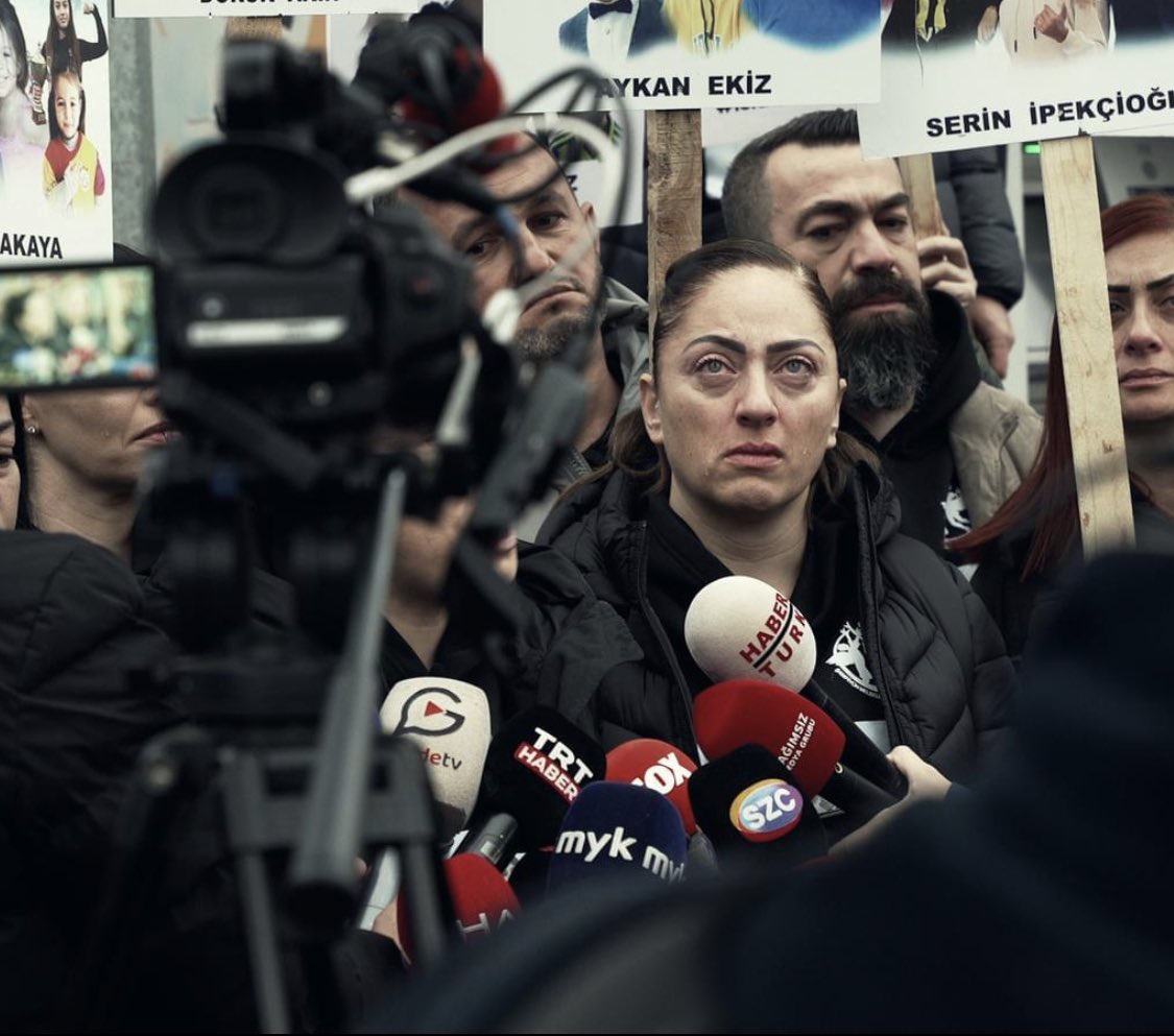 Bu gözleri unutmayın… Evladının cansız bedenini almak için o kumdan binanızın önünde günlerce bekleyen bir annenin gözleri… #isiasvicdansız #isiasortakdavamız