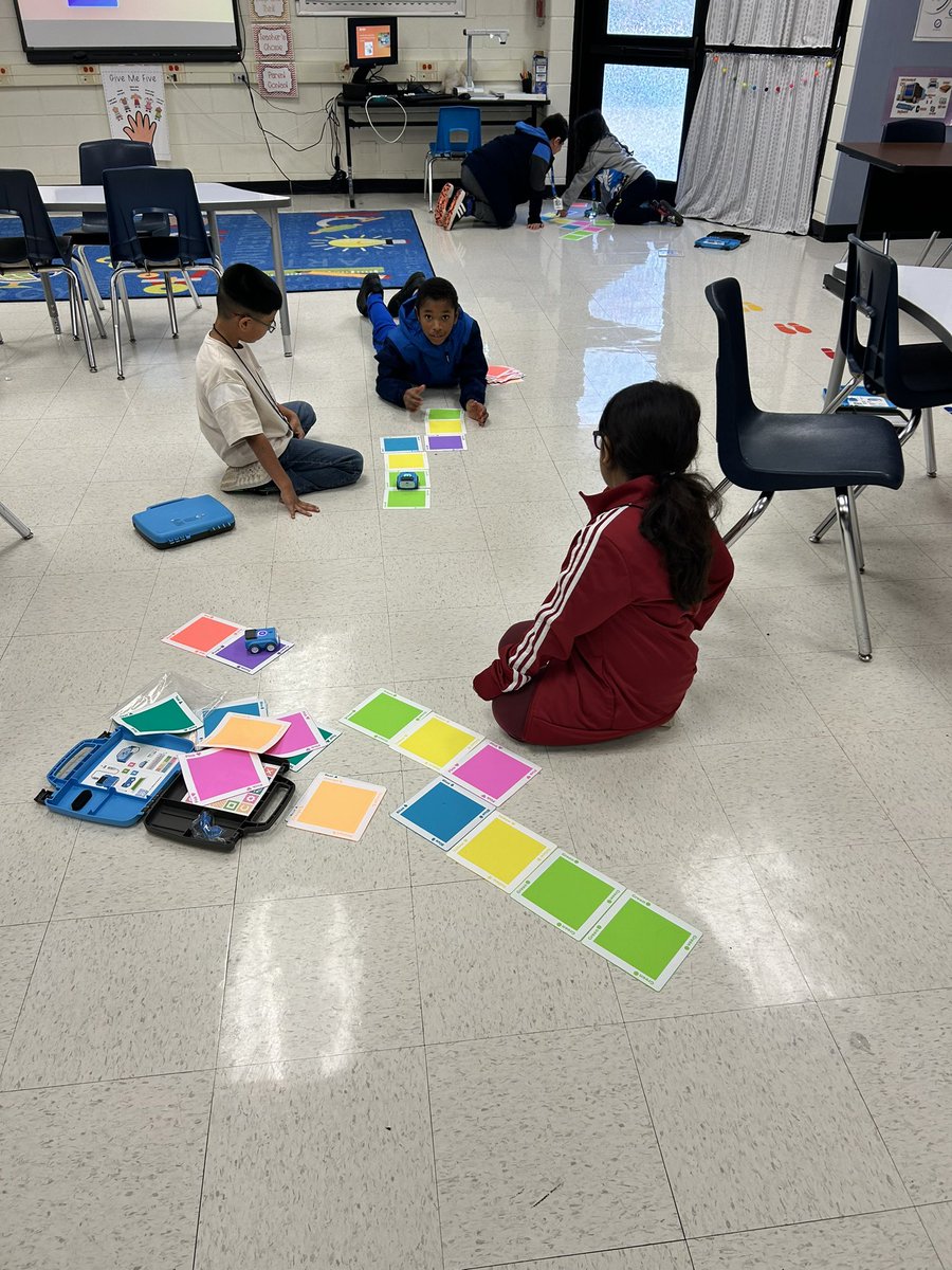 CCNation_STEM's tweet image. Indi, our robot friend, speaks the language of colors 🌈 Kids are crafting commands using color blocks, turning learning into a vibrant adventure. It's not just robotics; it's a masterpiece of coding creativity! 🤖🎨 #ColorfulCoding @NISDSTEMLabs @NISDCarlosCoon @SpheroEdu