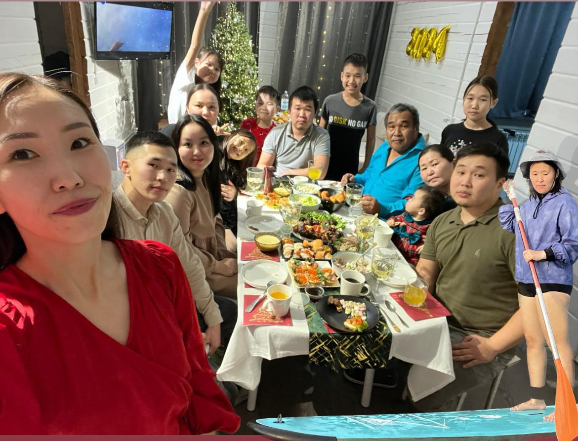 ponchzz's tweet photo. и все таки новый год это семейный праздник🥹 больше не буду праздновать отдельно https://t.co/qYG79eP8AE