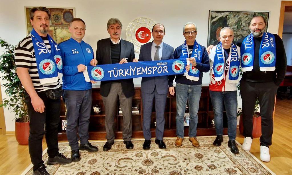 Türkiyemspor Berlin Spor Kulübü Başkanı Durmuş Ali Matur ve Yönetim Kurulu üyelerine Başkonsolosluğumuzu ziyaretleri için teşekkür ederiz.