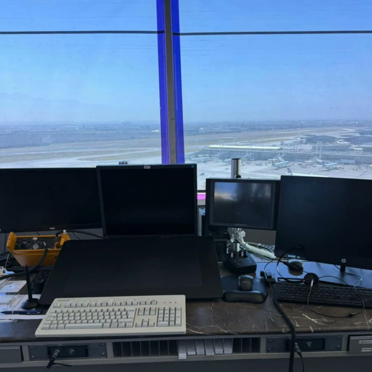 ColegioATCChile's tweet photo. Nuevamente se cayeron los sistemas de la torre de control por 30 minutos (11:09 AM) los ATC continuaron sus labores con un equipo portátil de emergencia.
Al dejar de funcionar los equipos de energía, los equipos electrógenos de respaldo no son capaces de garantizar la operación. https://t.co/hADo9hRziI