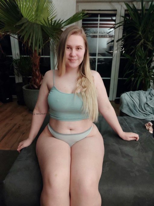 Wide hips and big thighs 🙃 https://t.co/RZWzoeCyLM