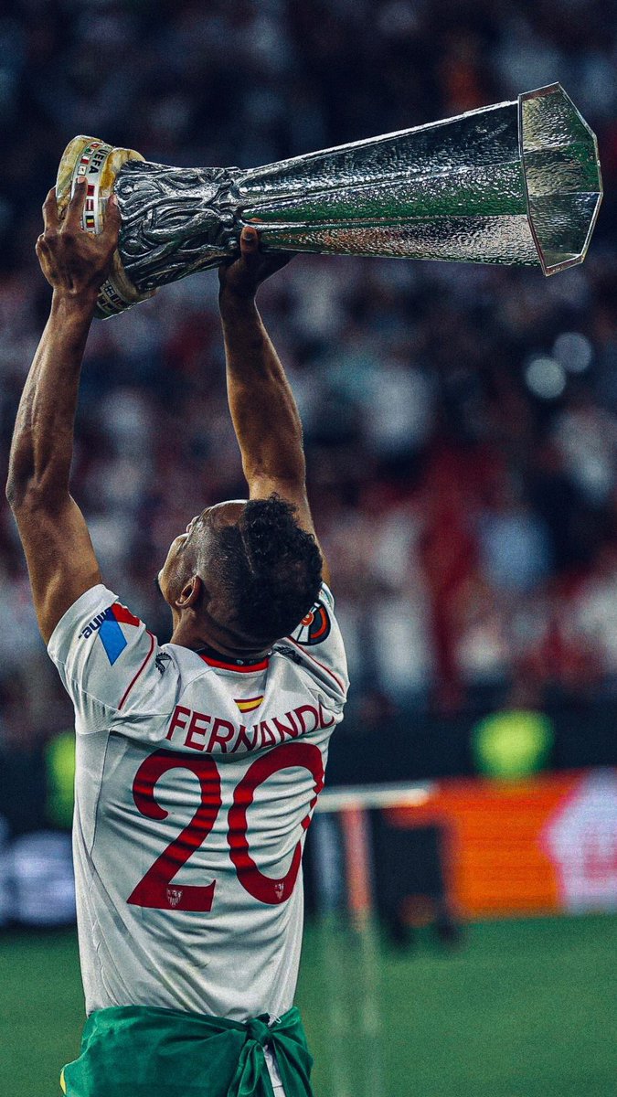 Las manos rojas aplaudiendo a uno de los mejores futbolistas que ha vestido nuestra camiseta.

Don Fernando Reges.