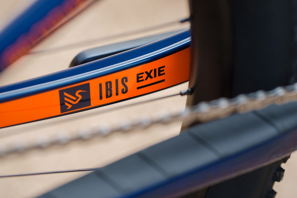 IbisCycles's tweet photo. Which Exie captures your heart — the subtle Bone or the bold Navy? Share your favorite in the comments!⁠ Right now, both colors are on sale for 25% off! 
📸 @satchscratch⁠
⁠
#ibiscycles #IbisExie #mtb #trail #cycling #bike #ridemoreworkless https://t.co/uENM4bPivV