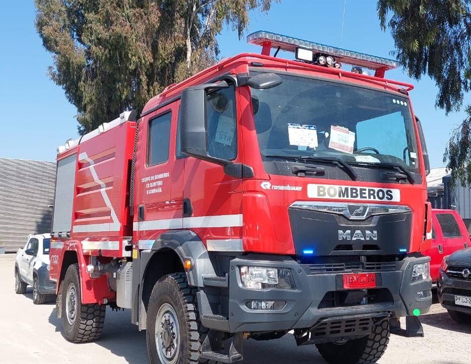 CentralQtro's tweet image. El viernes 05 de Enero a las 15 horas recibiremos el Nuevo  Carro Bomba Forestal marca Rosenbauer,  montado sobre chasis Man, modelo TGM 13.290 4x4,  el cual estará en el frontis de la Dirección  General de nuestra Institución hasta las 17 horas para quienes quieran conocerla.