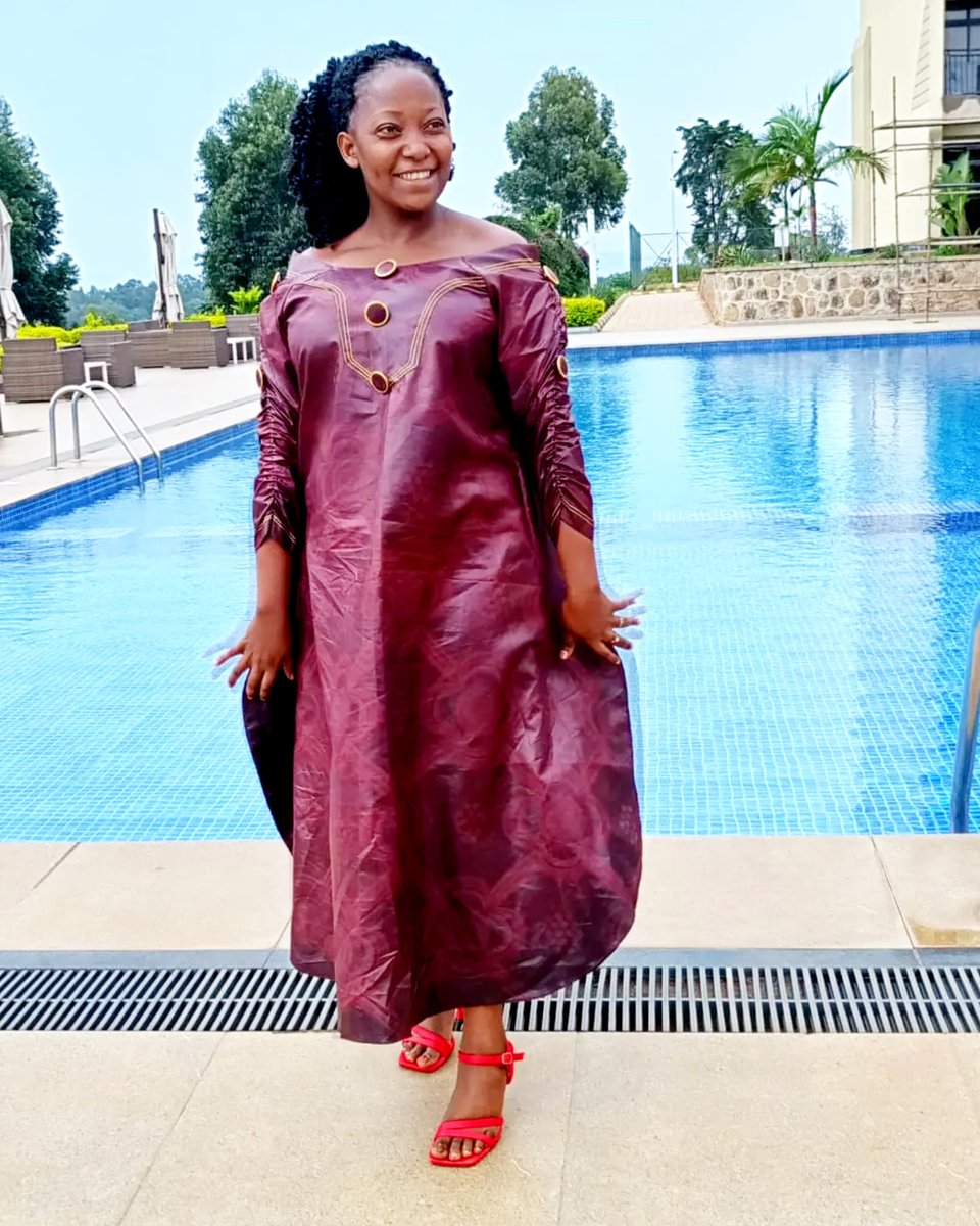 Ninjye ufite umugisha wobkugira Umwamikazi, ureba agatemba imbabazi, ni murebe arasa n'Agasaro.  Mwe mwamutura nde? Ko ari irembo ryiza ritaha amahoro. I love you my Sweetheart.