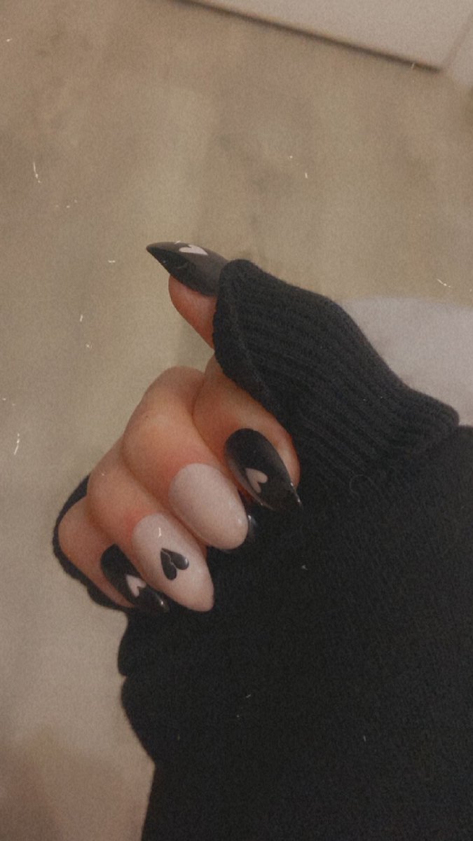 flourysh_'s tweet photo. Im in love with my nails, first time having fake ones 🥰😇🥺 #femboy #sissy https://t.co/cqoYuotNML