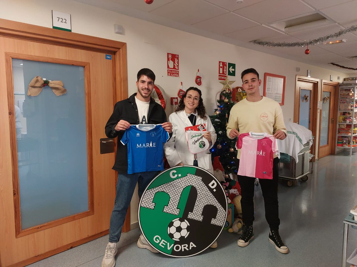 ⚕️ Varios de nuestros jugadores han visitado esta tarde el Hospital Materno Infantil de Badajoz.

🎁 Han estado repartiendo regalos para los más pequeños. 

😊 Ha sido una experiencia muy gratificante.

🤝🏻 Gracias al personal del hospital, a Nuria y a <a href="/ContraCancerEs/">Asociación Española Contra el Cáncer</a> Badajoz.