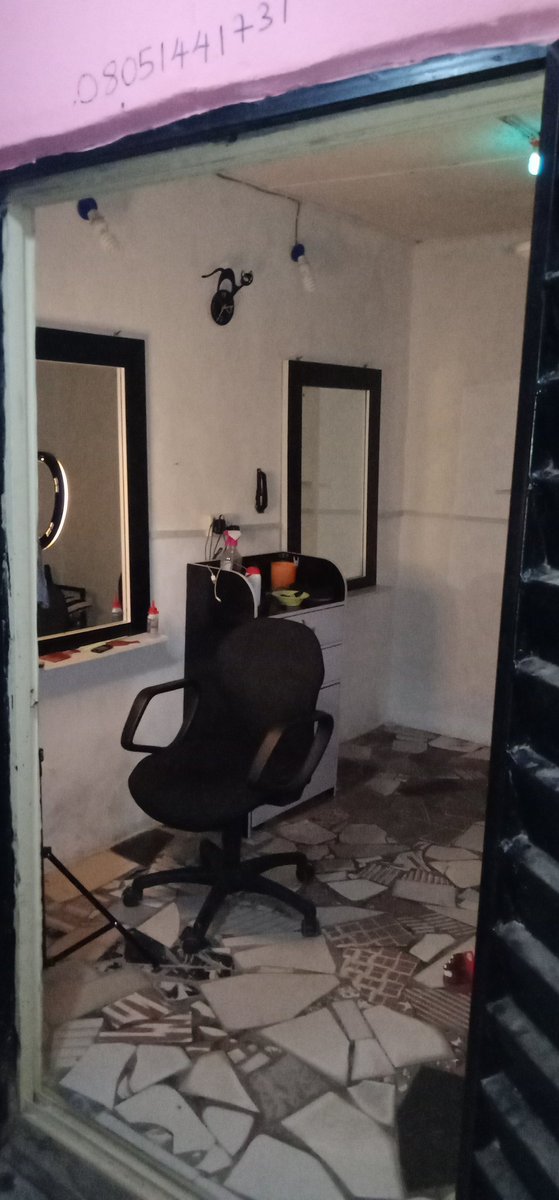 Adelabby2's tweet photo. @olamiddeee i will use it to buy silding glass to my barbing salon doorway and also buy other equipment in my shop too https://t.co/AkKByYFqrz
