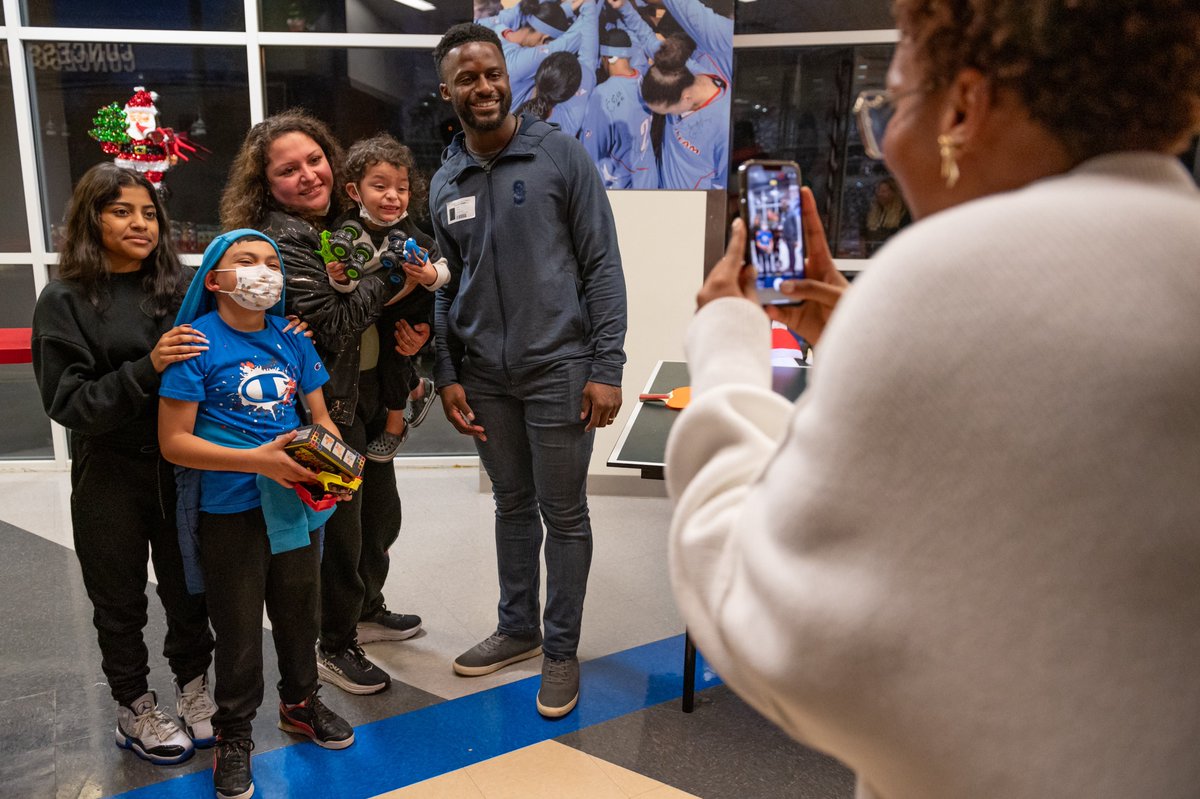 Last month, @Taytram24, his wife Emani and The Tram Foundation took the time to bring some holiday spirit to kids at @childrensatl in his hometown of Atlanta 💙