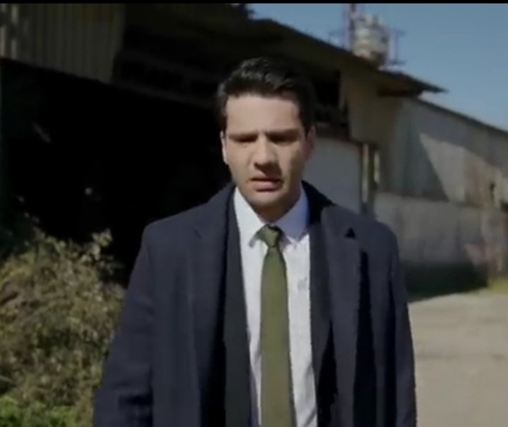 Stan_Account2's tweet photo. The green tie, the same one he wore when he found out that Metin and Çinar were involved in Zafer's death https://t.co/atnCe34Arl