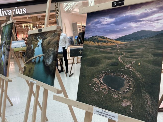 #Banjaluka Министар трговине и туризма Републике #Srpska <a href="/DenisSulic/">Denis Šulić</a> отворио је данас изложбу "Фотографијом кроз Српску 2023", која има за циљ промоцију туристичких љепота и потенцијала Републике Српске.

➡️ skr.rs/zm1R