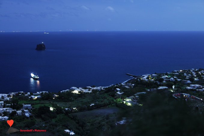 Shotes237095's tweet image. Le caratteristiche esplosioni del vulcano #Stromboli, Isole #Eolie.
-------------------------------------------------------
The characteristic explosions of the #Stromboli volcano, #Aeolian Islands.