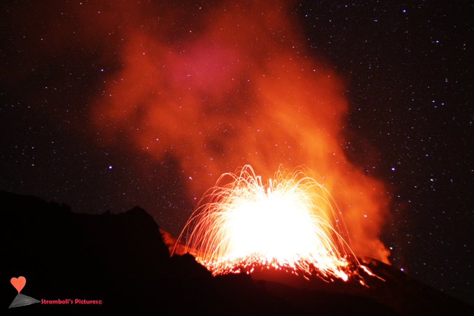 Le caratteristiche esplosioni del vulcano #Stromboli, Isole #Eolie.
-------------------------------------------------------
The characteristic explosions of the #Stromboli volcano, #Aeolian Islands.