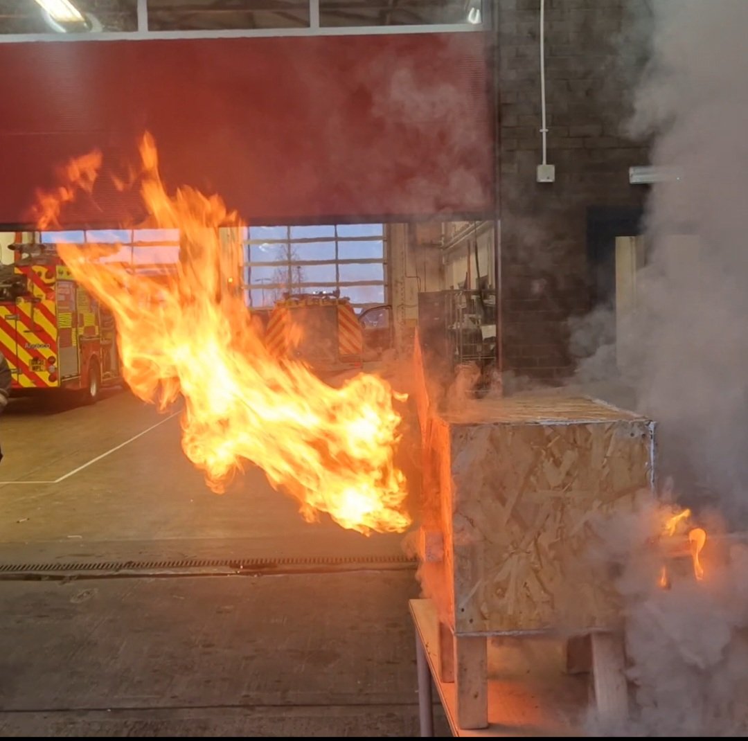 Blue Watch's TFF Mason has been demonstrating the dangers of Wind Driven fires in Tall Buildings, something known as the Blow Torch Effect. Informative session with lots of learning points 🔥👏