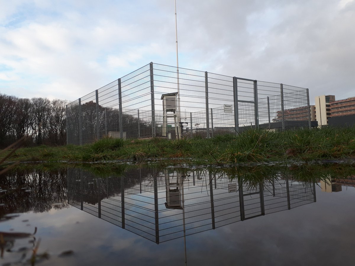 RUBclim's tweet photo. #weather and #climate records in @bochum_de in 2023.
The hottest year on record since 1912 (12.2 °C compared to 10.4 (1961-1990)) but also the wettest year on record since 1888 with 1141.4 mm of precipitation (compared to 833.4 mm (1961-1990)) @ruhrunibochum https://t.co/ShY2bY6k0Z
