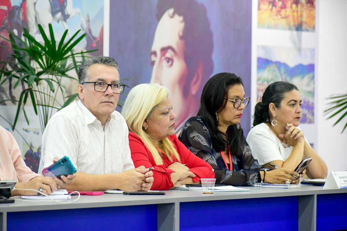 ¡Seguimos avanzando! Sostuvimos videoconferencia con el equipo del vértice 2 de la Gran Misión Venezuela Mujer, afianzando los planes educativos que arrancan para el próximo 8 de enero. @NicolasMaduro @MPPEDUCACION