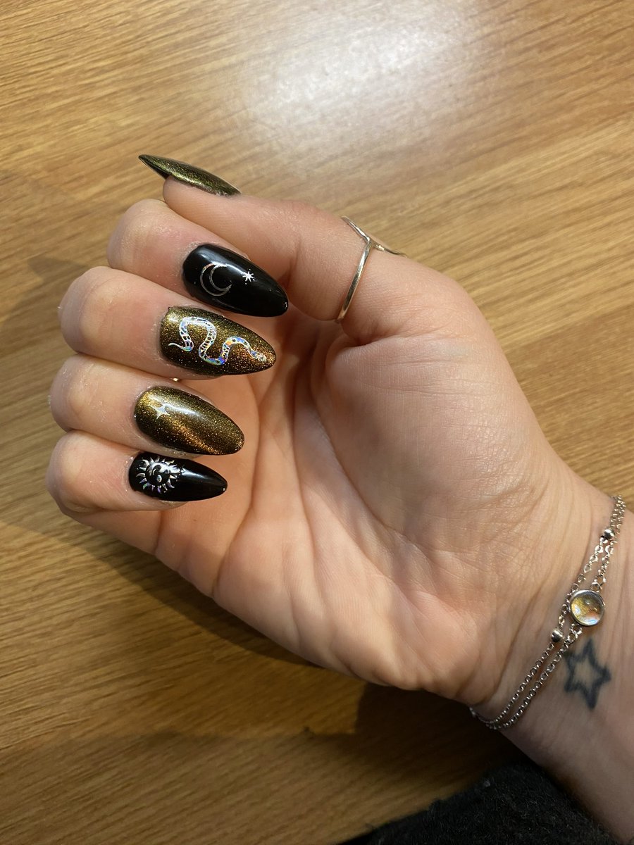 Gemmaaar182's tweet photo. Fresh set ready for @bmthofficial next week 🌚🐍💅🏼 https://t.co/Mq79Qc8xfh