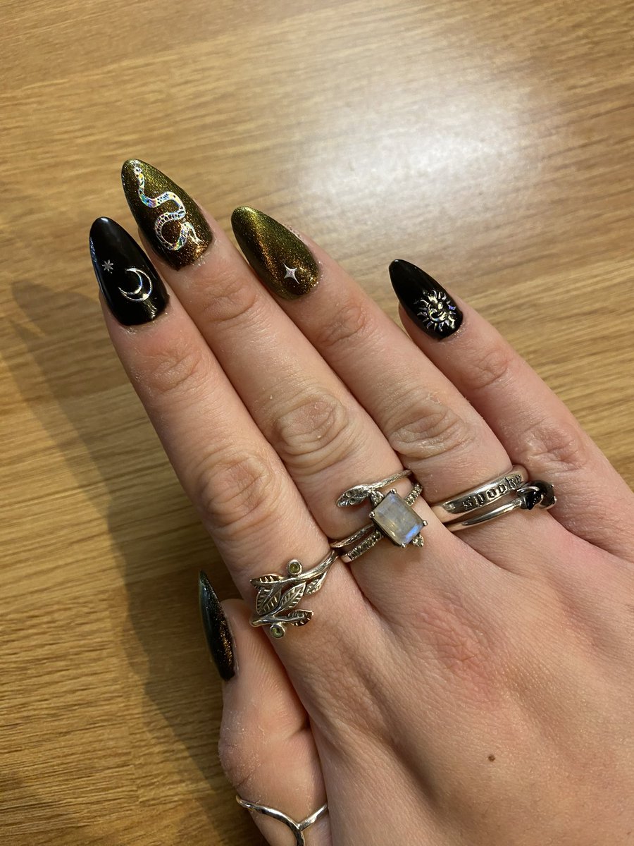 Gemmaaar182's tweet photo. Fresh set ready for @bmthofficial next week 🌚🐍💅🏼 https://t.co/Mq79Qc8xfh
