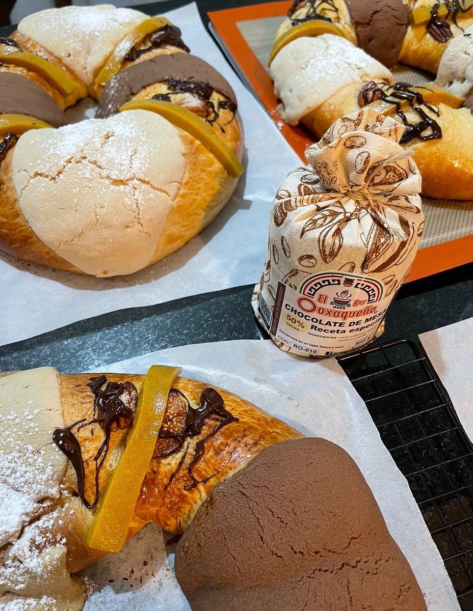 Y yo dándola baratísima (casi una quinta parte del costo de esa) este año muy pocas personas me hicieron pedido.
Además la que hago es súper esponjosa, suave y rica, una receta que he mejorado en 4 años :/ 
Además las mías incluyen su chocolate oaxaqueño gratis :P