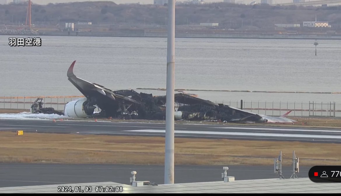 #JAL516 367 passagers sauvés de ce brasier en quelques secondes n’est pas le fait du hasard, mais de la formation & de l’entraînement régulier des équipages, et en particulier des Hôtesses & Stewards dont l’impératif absolu est => votre sécurité en cabine…