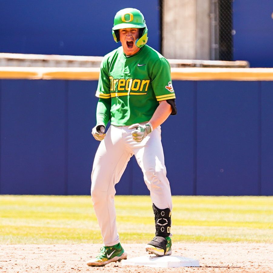 .@tennettbhompson remains behind the plate for @OregonBaseball after taking the reins midway through 2023. He shined in the Ducks' late-season 11-game win streak, hitting .500 with three of his four HR and half his RBI total. @KinaTraxInc Fall Report 👉 d1ba.se/41OrGME