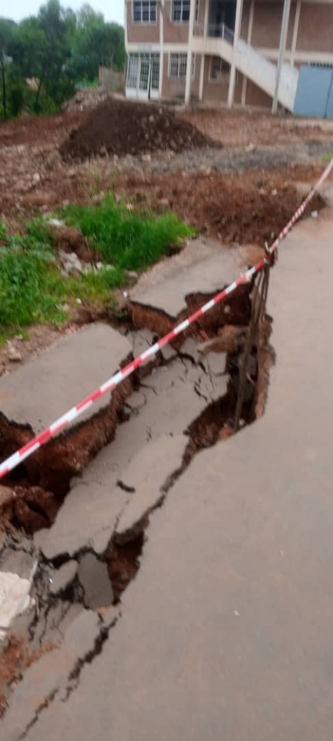 Ibikorwa vyatanguye kuri rino barabara.
Abanyagihugu bakoresha rino barabara barashima kubona <a href="/ARBurundi/">Agence Routière du Burundi</a> yatanguye ibikorwa vyo kurisanura kuko ryari rigeze habi.