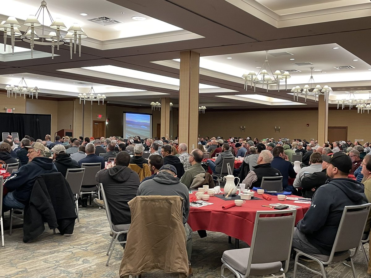 ColleenLuvsCorn's tweet photo. Don’t sleep on the opportunity to attend farmer meetings this winter ladies… one of the few instances where you’ll find absolutely no line at the women’s restroom! #corncongress #getinvolved 🌽🌱 https://t.co/MNsPEZM50i