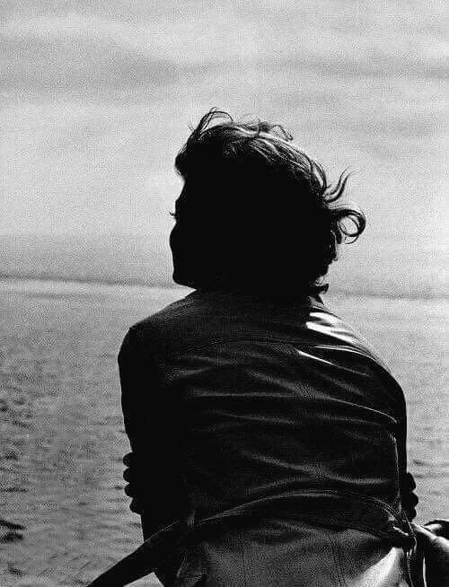 "Que sensación tan buena y tan profunda esta de ir poco a poco desprendiéndose de todo y todos los que nada merecen".
Albert Camus