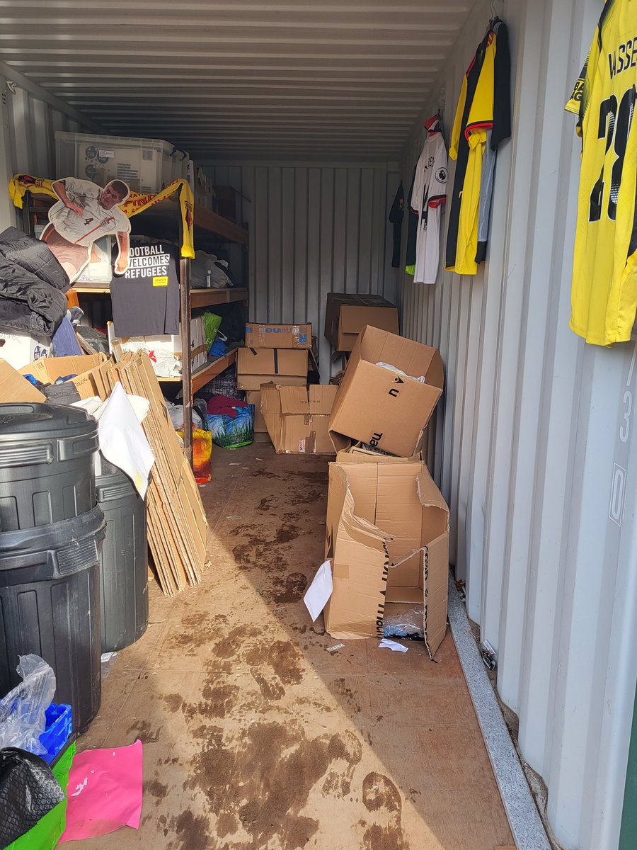 KitAid's tweet image. Back to the business/day job today!
Shifting boxes from the cold/wet containers in #HemelHempstead to the storeroom in equally cold/wet #Hatfield.
Thanks to our hardy volunteers Jeff/Ian and this is why we do what we do.
@volunteering_uk #volunteers #football #footballcharity