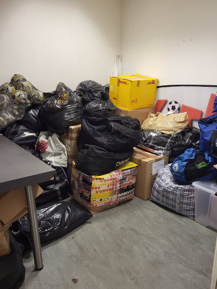 KitAid's tweet image. Back to the business/day job today!
Shifting boxes from the cold/wet containers in #HemelHempstead to the storeroom in equally cold/wet #Hatfield.
Thanks to our hardy volunteers Jeff/Ian and this is why we do what we do.
@volunteering_uk #volunteers #football #footballcharity