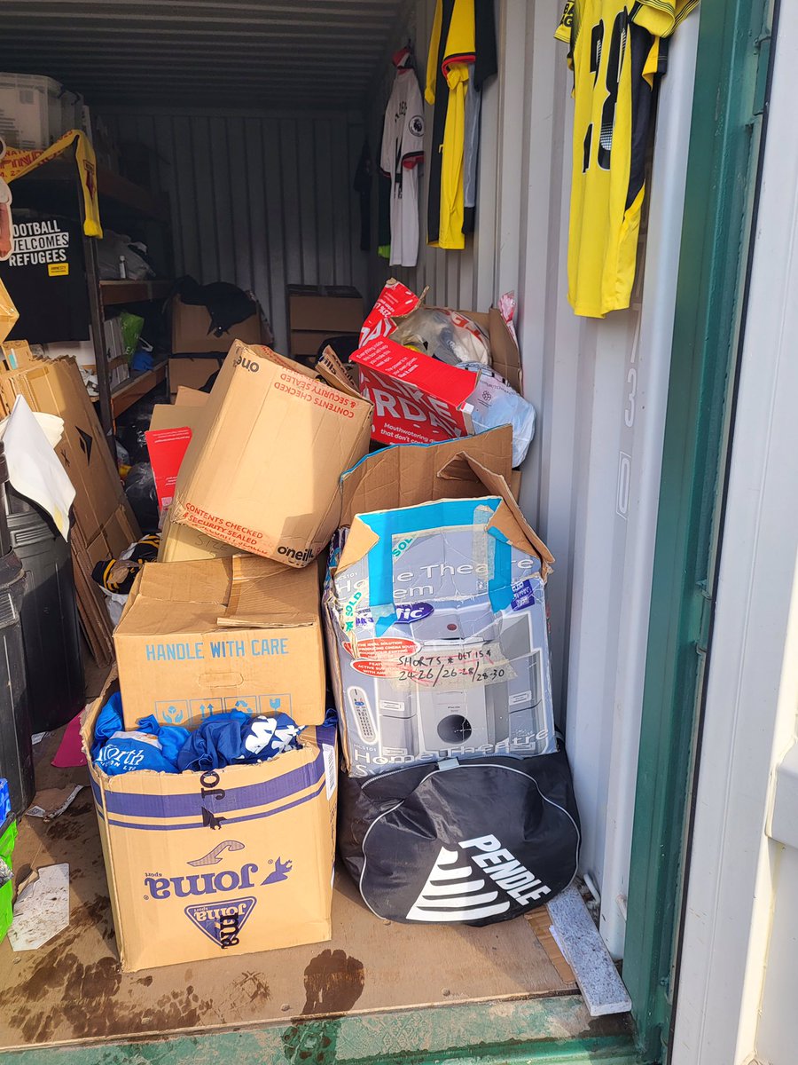 KitAid's tweet image. Back to the business/day job today!
Shifting boxes from the cold/wet containers in #HemelHempstead to the storeroom in equally cold/wet #Hatfield.
Thanks to our hardy volunteers Jeff/Ian and this is why we do what we do.
@volunteering_uk #volunteers #football #footballcharity