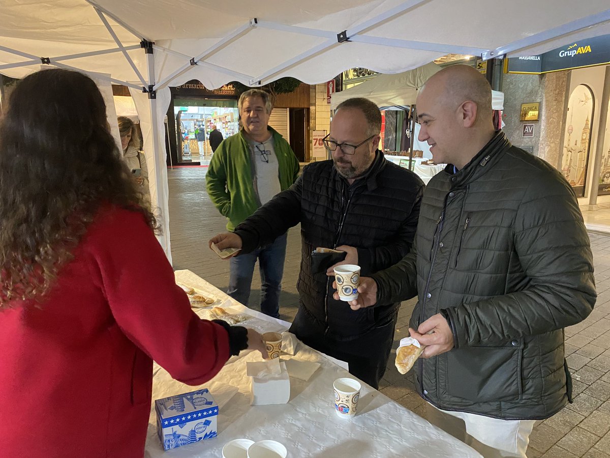 ElPi_IB's tweet photo. 🟢 Els companys d’@elpi_inca ha tornat a organitzar la Xocolatada Solidària a favor del menjador social d’Inca @caritasmallorca.

#SomElPi
#SomSolidaris
#SomIlles https://t.co/P5IHinfjrD