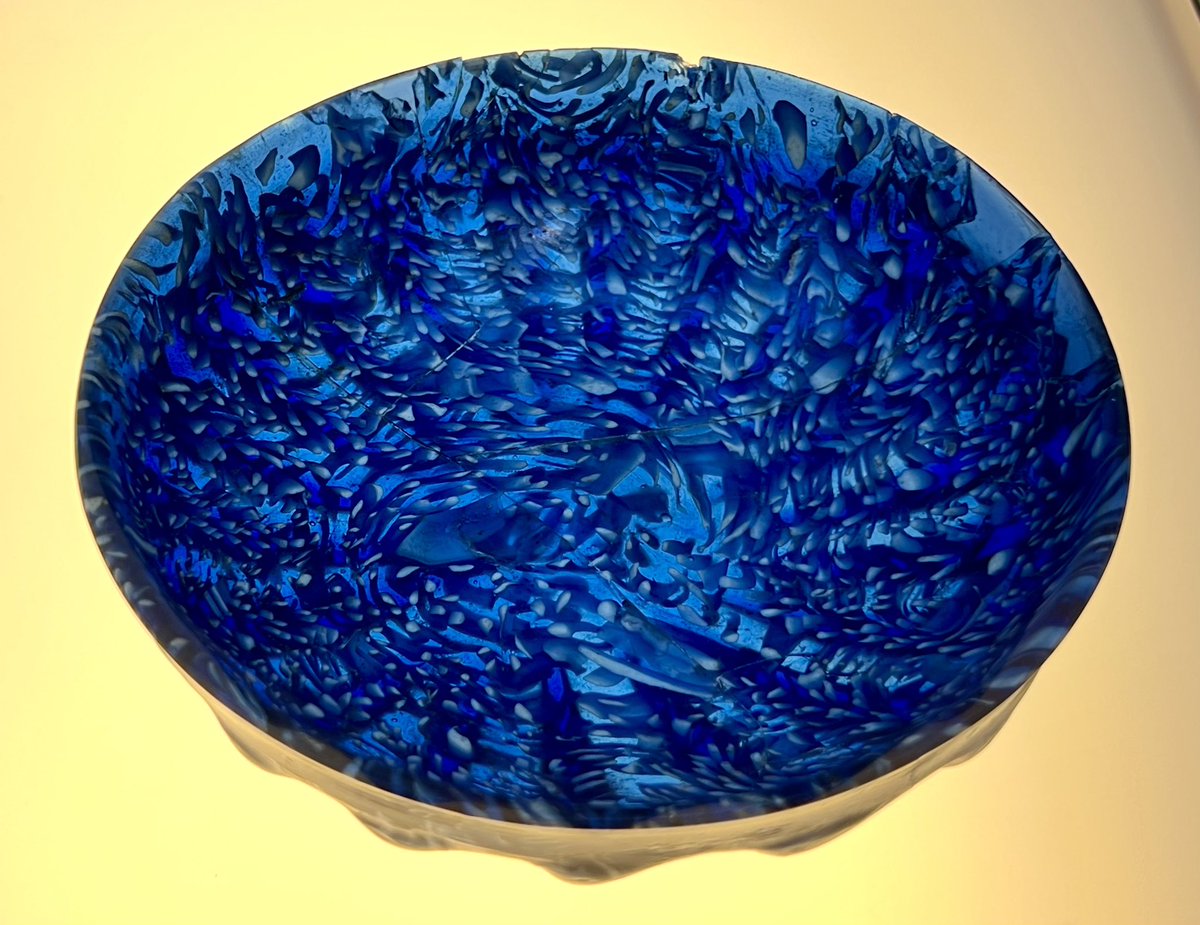 athertoncharvat's tweet photo. Roman glass bowl-c. 40-50 AD
This fabulous cobalt blue ribbed bowl was made nearly 2000 years ago and is from near the ancient Roman city of Augusta Treverorum.  With opaque white decoration, it is likely that the ribs were made..(1/2)
📷2023
#Archaeology #Roman #RomanGlass https://t.co/Kb0jTp2XPN