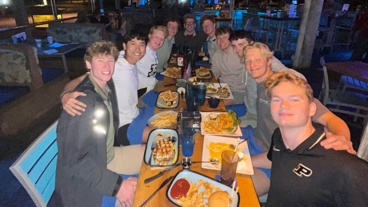 PurdueMSwimDive's tweet photo. Team meals were a big part of the #TrainingTrip in Fort Lauderdale. The final dinner was among the best. #BoilerUp π² https://t.co/YD6mQGfvvM