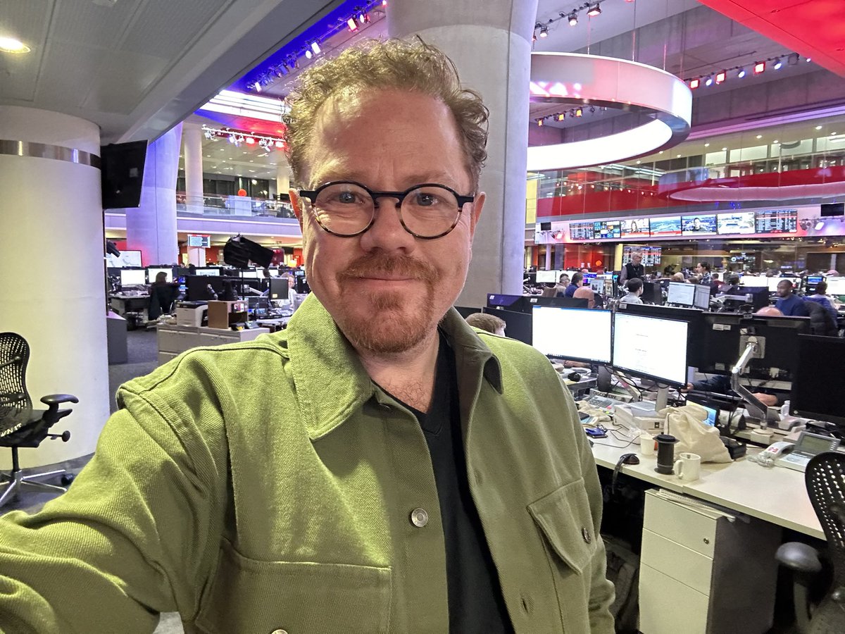 swanny_1980's tweet photo. It’s always nice when you get the memo about what to wear to work! Jeans and greens 😂 

@BenThompsonTV and I will be bringing you the latest news in just a few minutes time on @BBCNews https://t.co/A1iScBwVMs