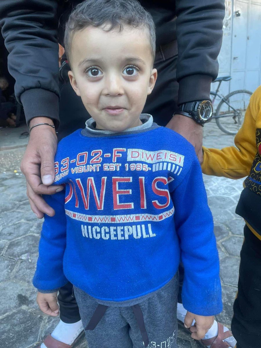 tevfik_hams's tweet photo. Bu çocuk 10 gündür aileler arasında dolaşıyor!! 

Kimse onu tanıyamıyor kim olduğunu da kimse bilmiyor, çocuğun bildiği ve söylediği tek şey bu "Bir tank babamı ezdi ve annemi vurup öldürdü"

-Allah bu nasıl acı artık kaldıracak gücümüz yok.. https://t.co/Shxp1uYI90