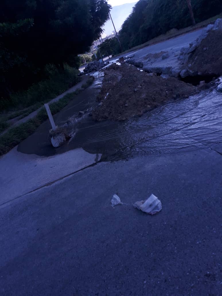 MueveteCasarapa's tweet photo. #4Ene de 2024, tercer día laboral del año: el río de aguas negras en la avenida San Andrés, Nueva Casarapa, espera por el alcalde @Freddy_Rod13 y ¿el alcalde, qué espera?
#Guarenas
#SaludGG
#AmbienteGG
#VialidadGG https://t.co/BNlLWftWh7