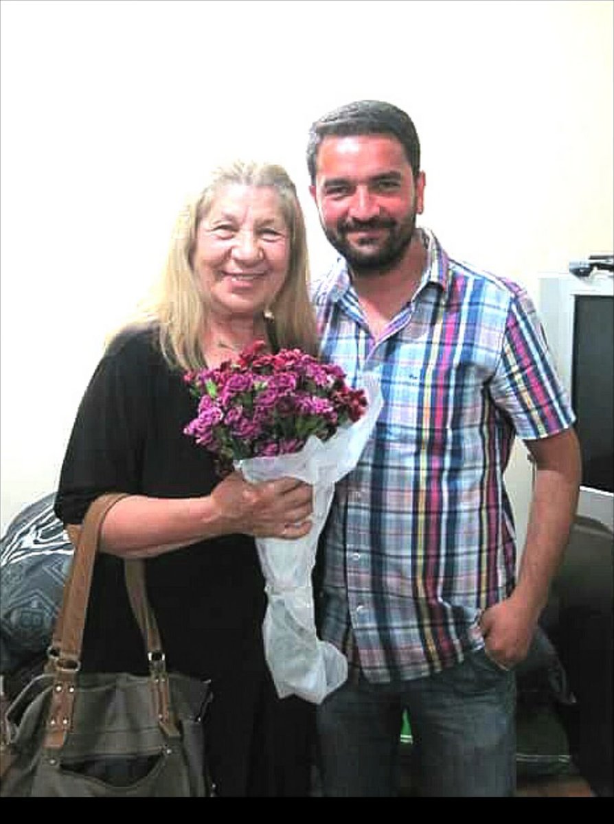 Canım Hocam.Üzerimde büyük bir emegin oldu. Bana kattığın herşey için teşekkür ederim. Naif kişiliğin,Güler yüzün ve hayat dolu bakan gözlerinle Seni asla unutmayacağım.
Mekanın cennet olsun.
#aylaalgan