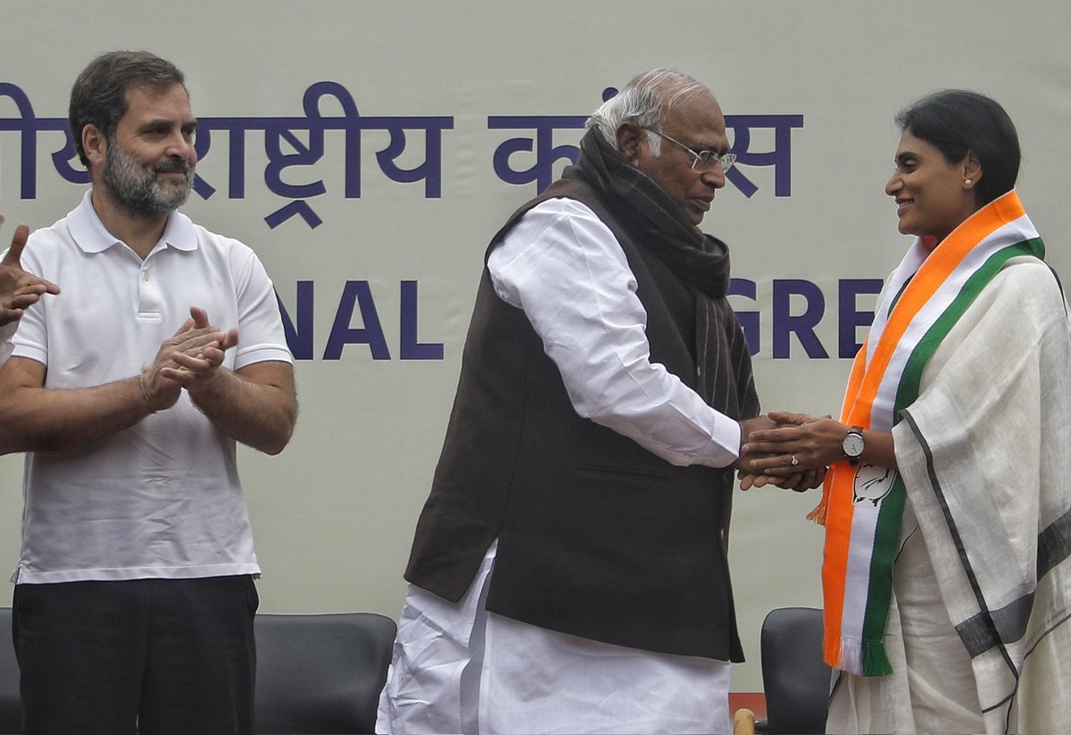 WasimSarvar's tweet photo. YSRTP chief @realyssharmila  joins Indian National Congress @INCIndia @YSRTelangana in presence of Cong President @kharge and, @RahulGandhi at AICC HQ in new Delhi on Thursday Jan 04, 2024.
#YSRTP #YSSharmila #Joins #CongressParty https://t.co/eYvtCrR9Zu