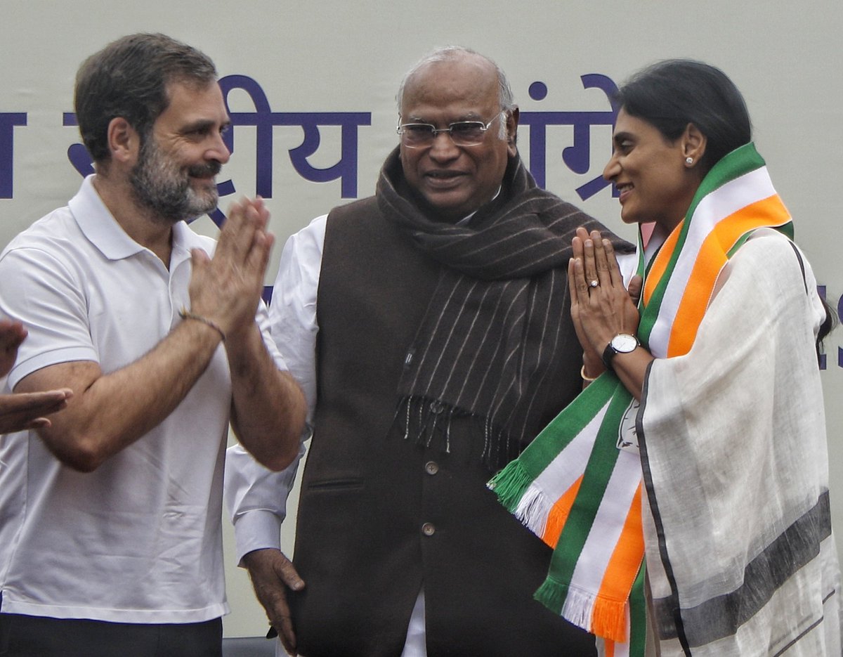 WasimSarvar's tweet photo. YSRTP chief @realyssharmila  joins Indian National Congress @INCIndia @YSRTelangana in presence of Cong President @kharge and, @RahulGandhi at AICC HQ in new Delhi on Thursday Jan 04, 2024.
#YSRTP #YSSharmila #Joins #CongressParty https://t.co/eYvtCrR9Zu
