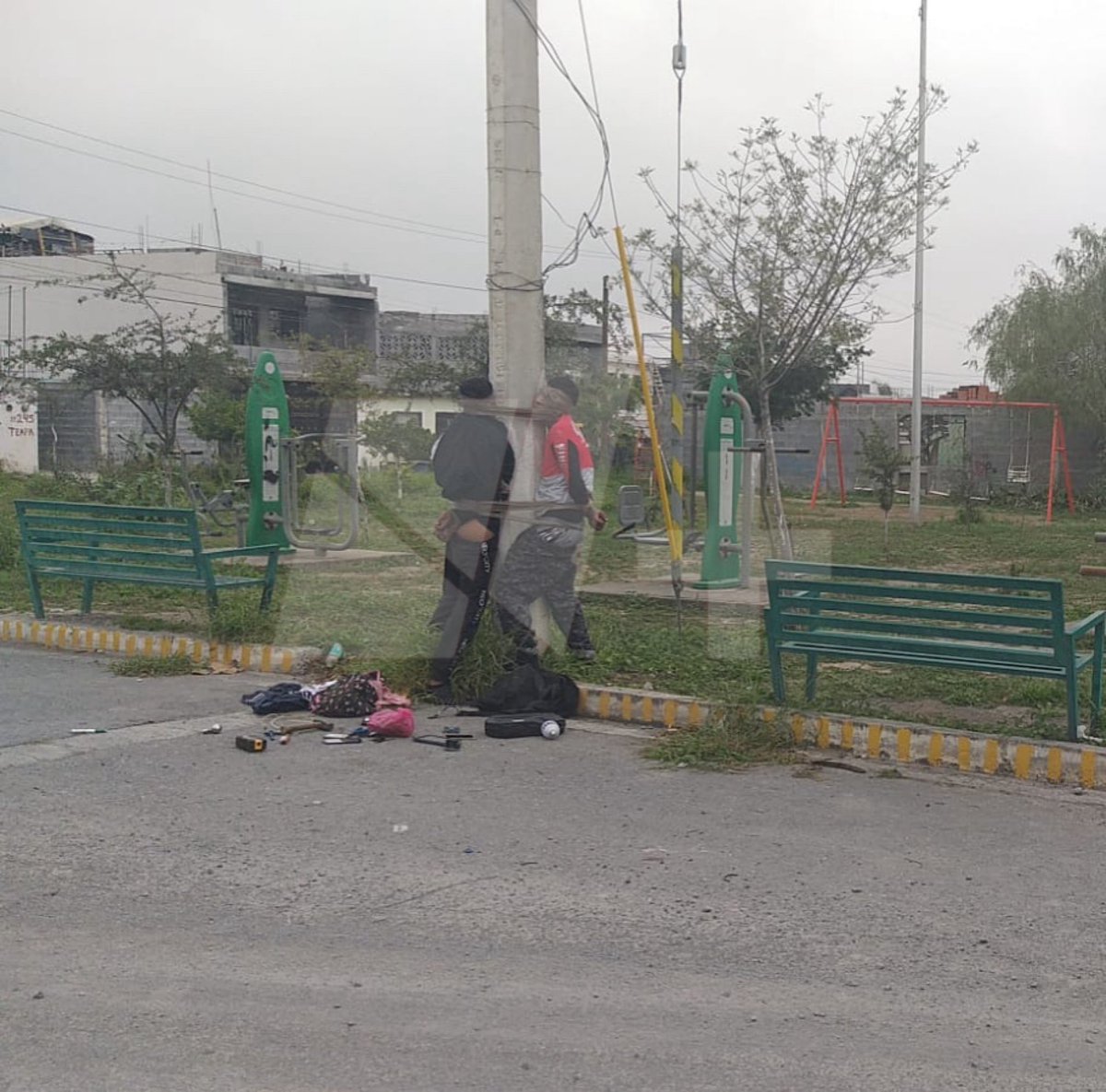 JulioCesar_Cano's tweet photo. Mientras tanto en #ElCarmen NL, los vecinos haciendo el trabajo de las autoridades… atrapando y sometiendo así, a un par de presuntos ladrones… 
Los detalles en @nmasmonterrey 
📸 @AzaelValdes_ https://t.co/PJcrbA4Myy
