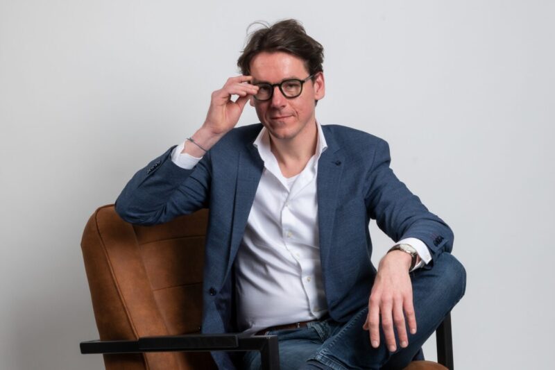 𝐄𝐝𝐢𝐭𝐨𝐫𝐢𝐚𝐥 | In de laatste Bouwwereld van 2023 vind je een ﬂink aantal renovatie- en transformatieprojecten. Het lijkt wel of de nieuwbouwdip zo haar weg heeft gevonden naar de kolommen van het magazine. Lees meer in de nieuwste editorial van Wouter de Vries ⬇️