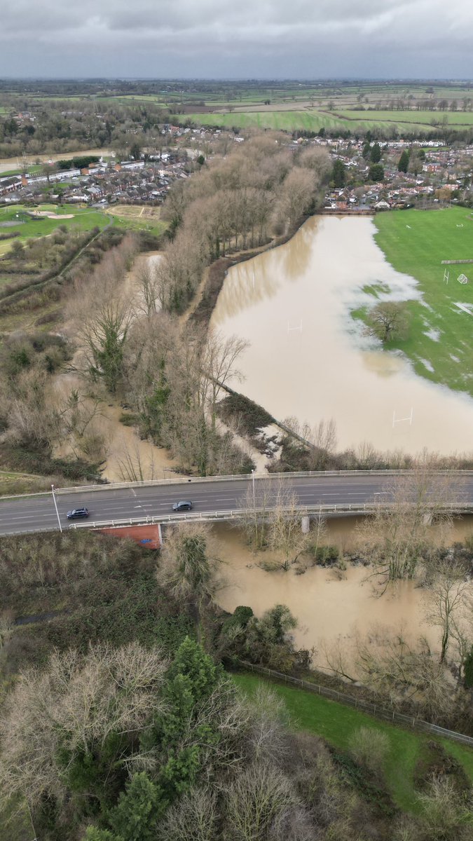 biker_greg's tweet photo. #flooding #rugby #avonvalleyschool #newbold https://t.co/7z8H4FuXWx