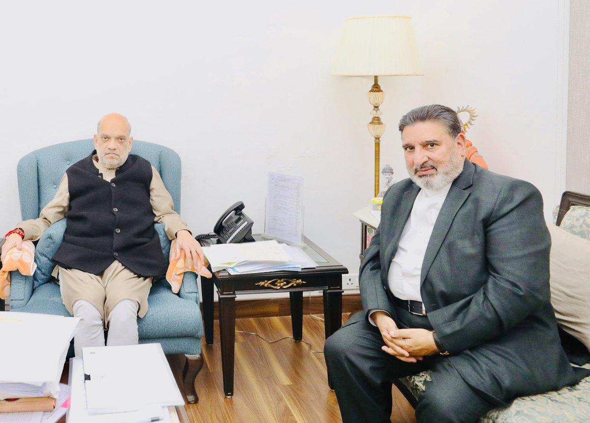 Irshadpandith10's tweet photo. The best way is to meet Home HM  @AmitShah and discuss Bafflizz and other issues. Good leaders find solutions to problems and not put people in trouble with false words and emotional slogans. @SMAltafBukhari will prove to be a good leader in the future.
@GHMir_ 
@Apnipartyonline https://t.co/pIK2KkoEC3