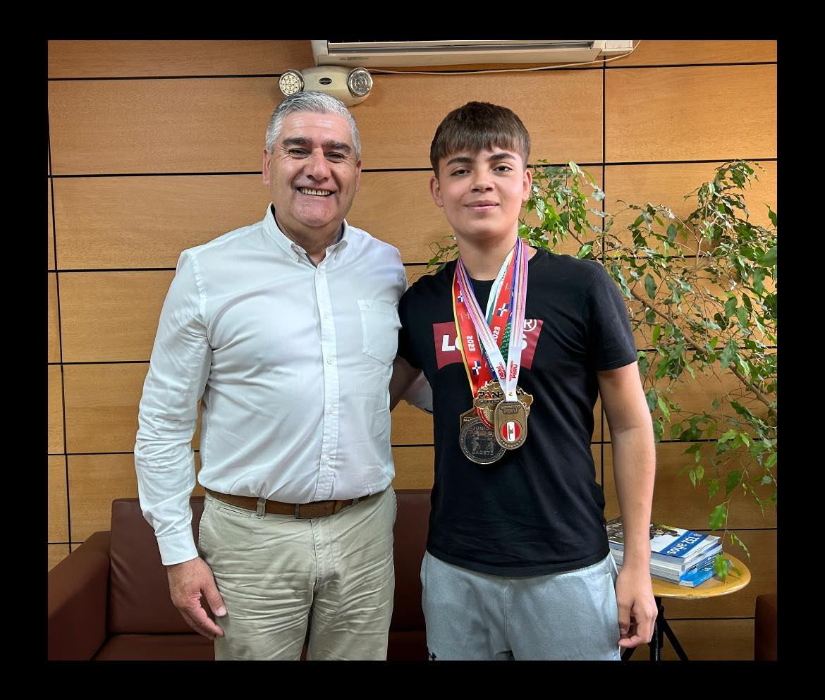 📷 📷 El Alcalde Carlos Chandía  se reunió hoy con el destacado taekwondista coihuecano Luis Mora, quien compartió con la autoridad algunos de sus logros más importantes en 2023, dentro de los que se incluyen cinco triunfos internacionales.