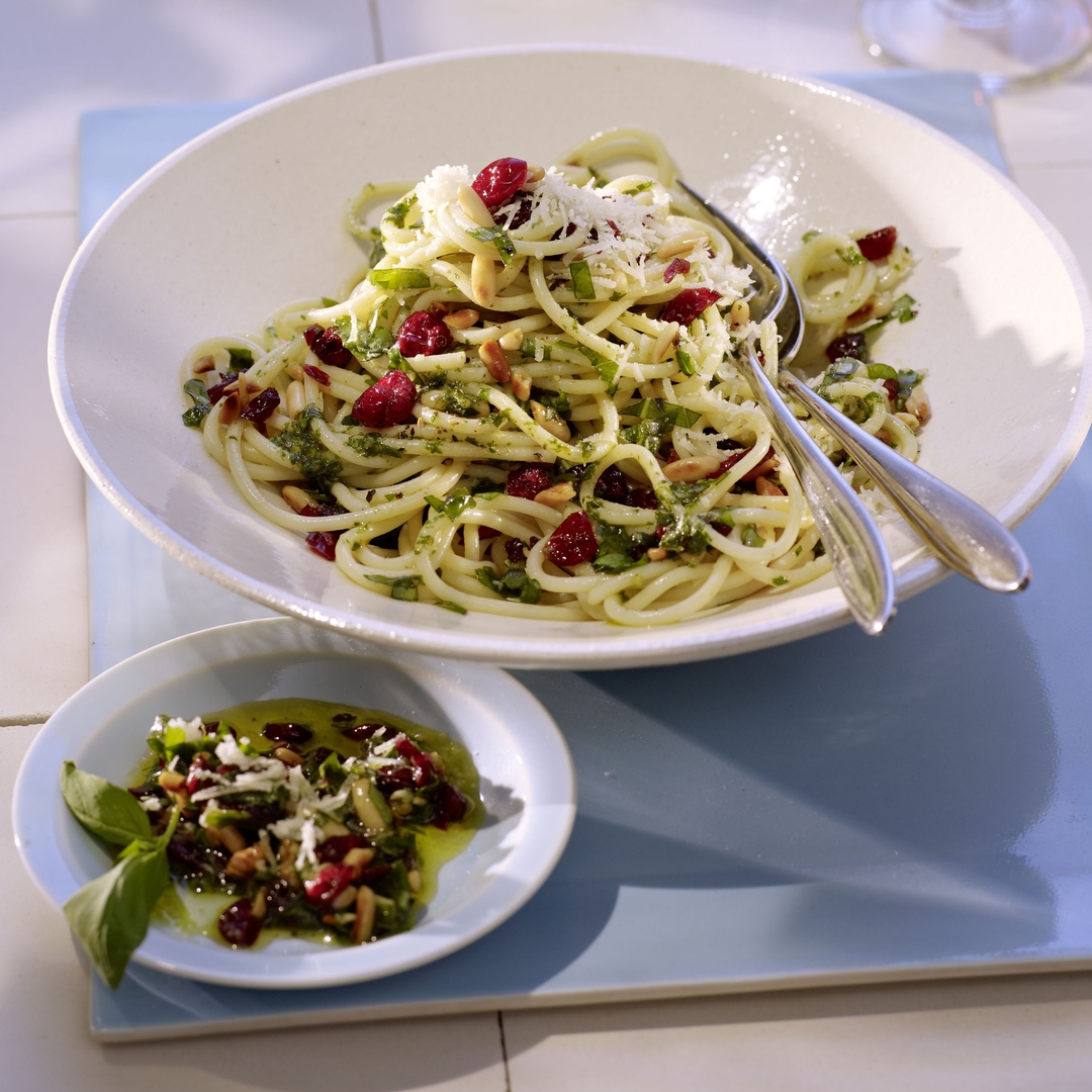 USCranberries's tweet image. Dig into a bowl of deliciousness with our Cranberry Pesto Spaghetti 🍝🍃 Taste the perfect blend of tangy cranberries and fragrant basil! 😋 #foodiefriday #spaghettilove #cranberrypesto #SpaghettiDay! 🍝🍝🍝🍝 uscranberries.com/recipe/cranber…