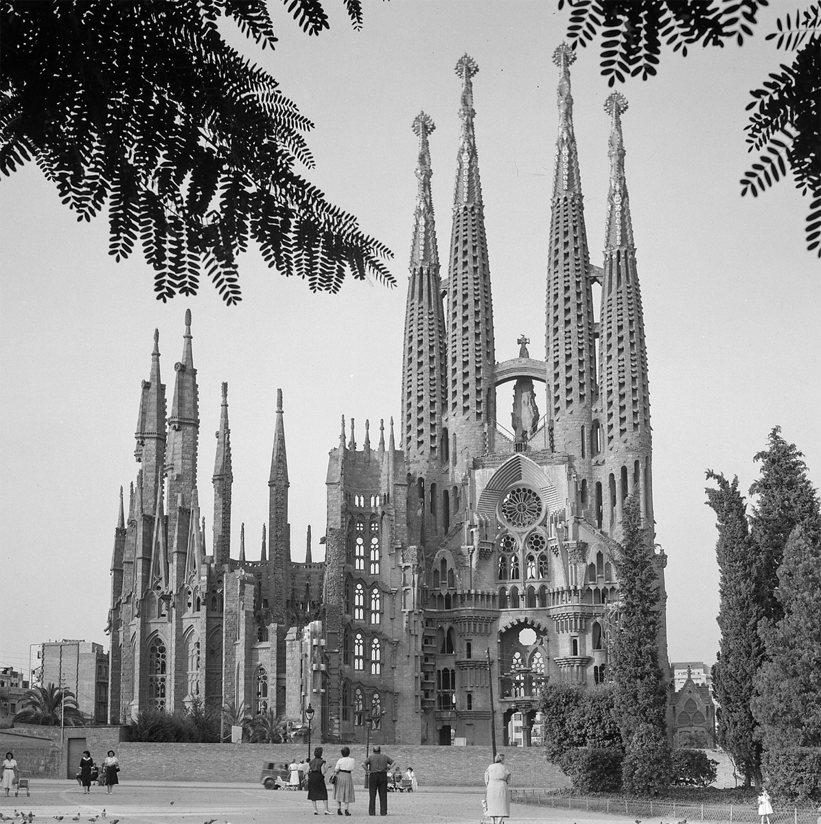 historiesdebcn's tweet photo. Aquest és un #FIL que em va quedar pendent l'any passat. El 2023 va ser el centenari del naixement del fotògraf vallenc Pere Català i Roca.

Aquí teniu algunes de les seves magnífiques fotos de Barcelona entre els anys 40 i 70. 👇 https://t.co/hzQ5ACqOF7