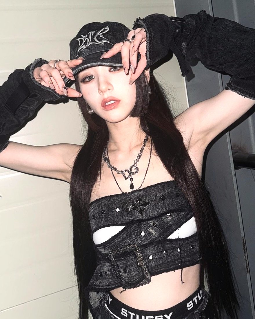 sunwooheejin's tweet photo. their signature pose 💣💫 https://t.co/IKCsy8TEzK